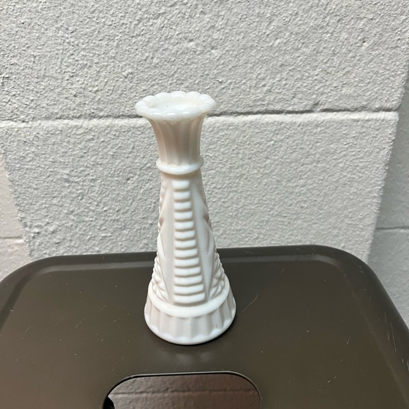 Elegant White Ceramic Vase - Picture 4 of 4